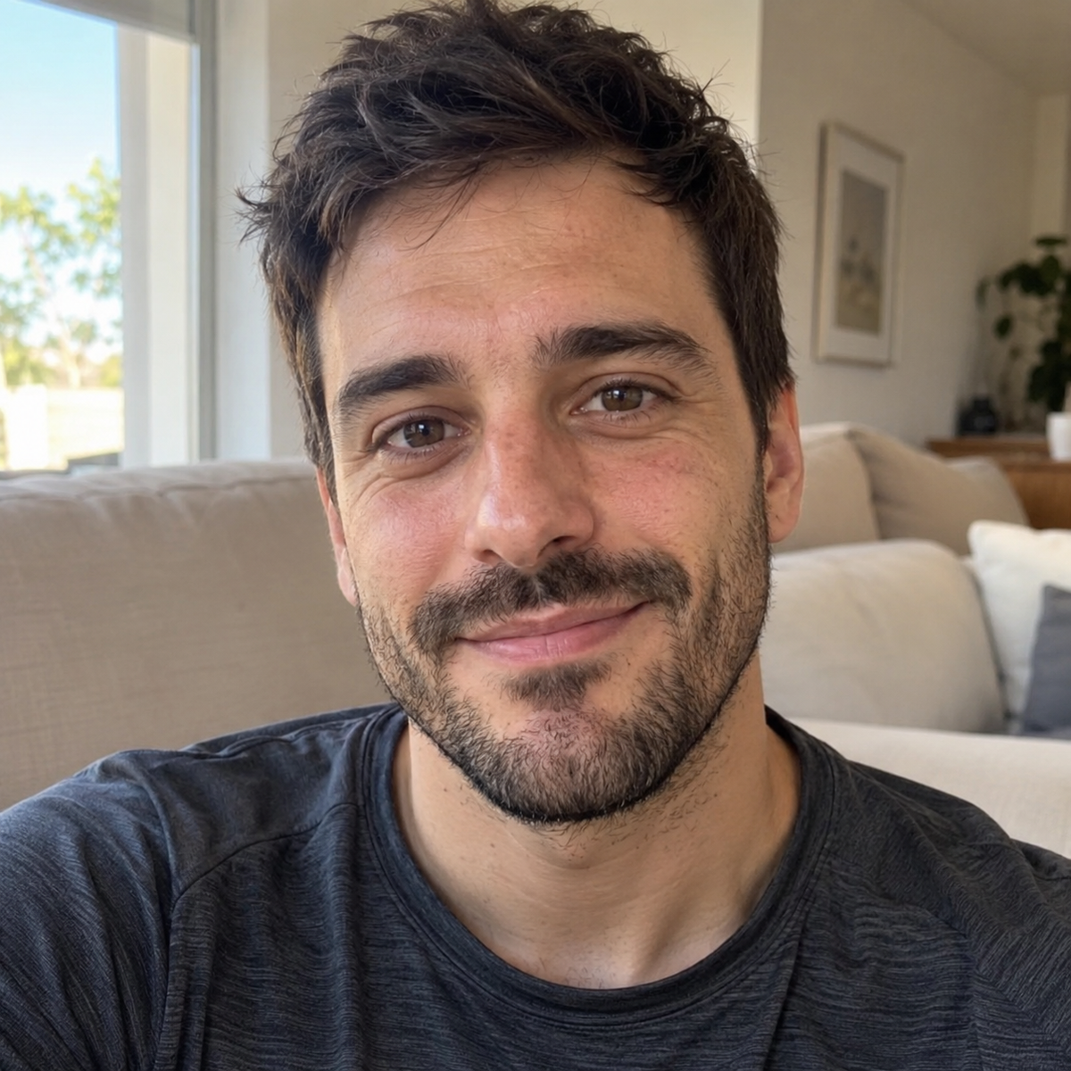 Retrato de Álvaro M., autor de una reseña sobre la Pistola Masajeadora Multifunción NEXOsens.