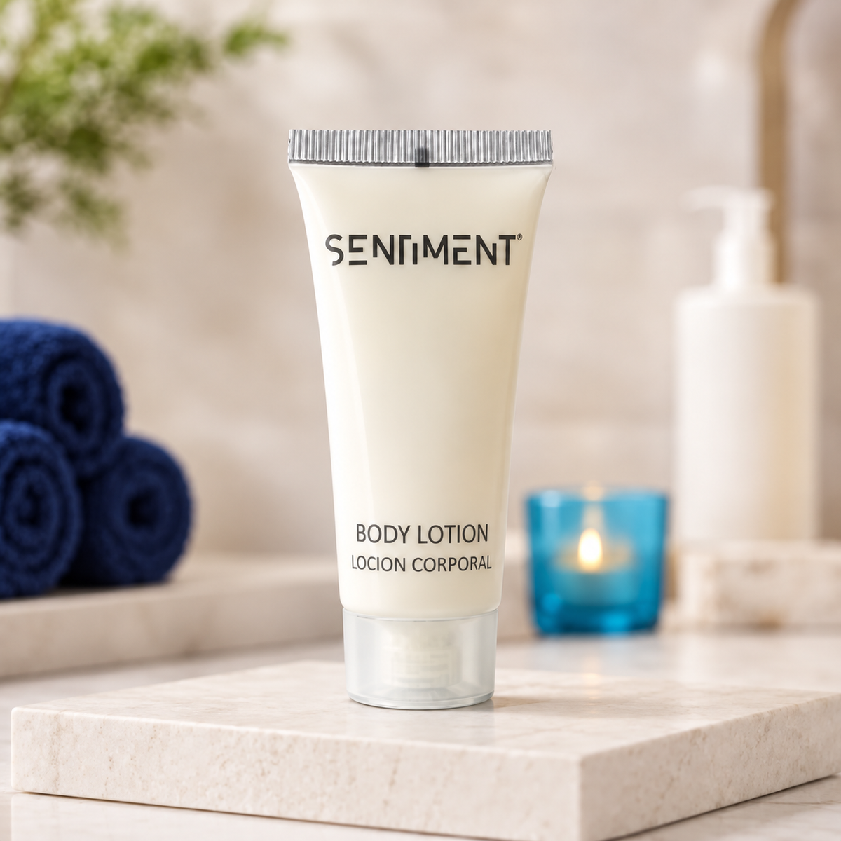 Crema hidratante Sentiment de NEXOsens sobre toalla enrollada junto a 
vela encendida, momento de calma y ritual de cuidado diario.