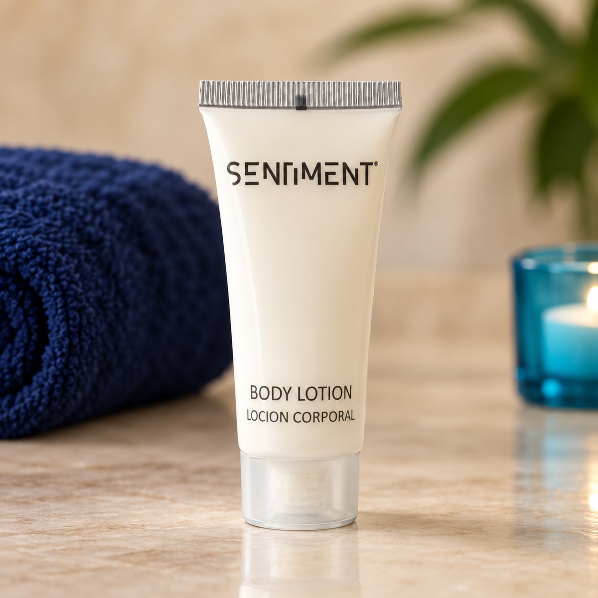 Crema hidratante Sentiment de NEXOsens junto a toallas dobladas y planta, ambiente cálido de cuidado personal en casa.