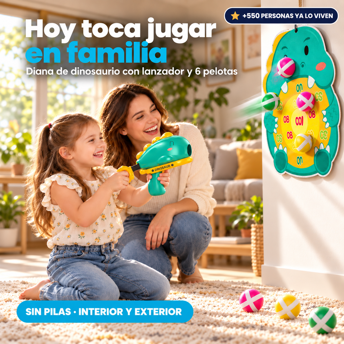 Madre e hija disfrutando de un juego en familia con la Diana de Dinosaurio NEXOsens. La niña utiliza el lanzador manual para apuntar a la diana con puntuación y pelotas de velcro en el salón de casa