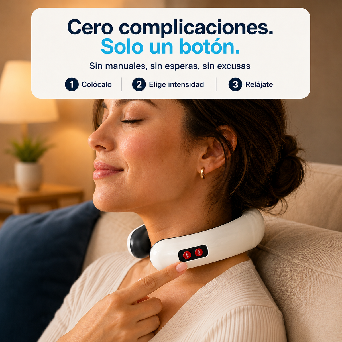 Mujer relajada con el masajeador de cuello NEXOsens colocado alrededor del cuello, tocando el botón táctil de control con la mano.