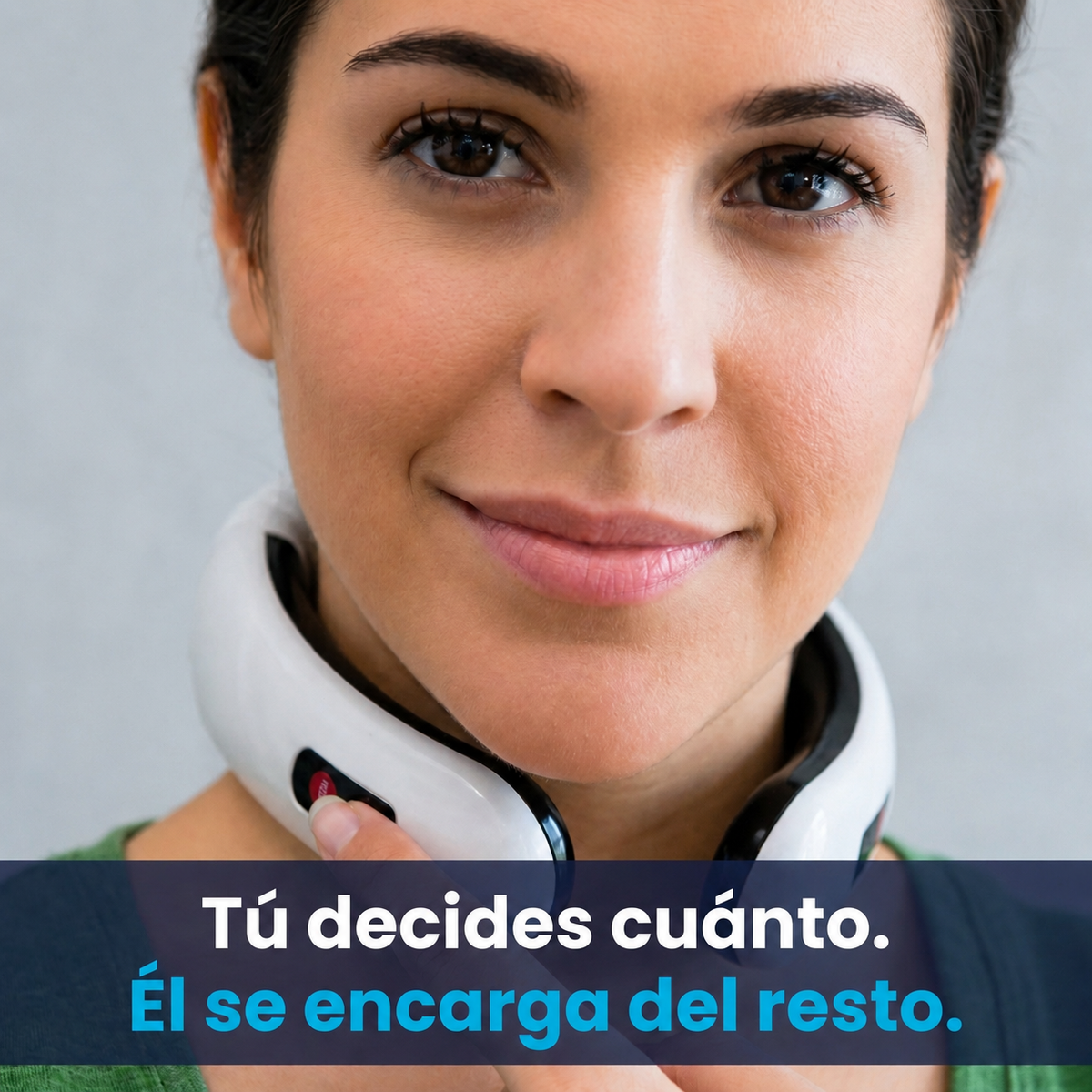 Mujer sonriendo con el masajeador de cuello NEXOsens colocado, ajustando la intensidad con la mano.
