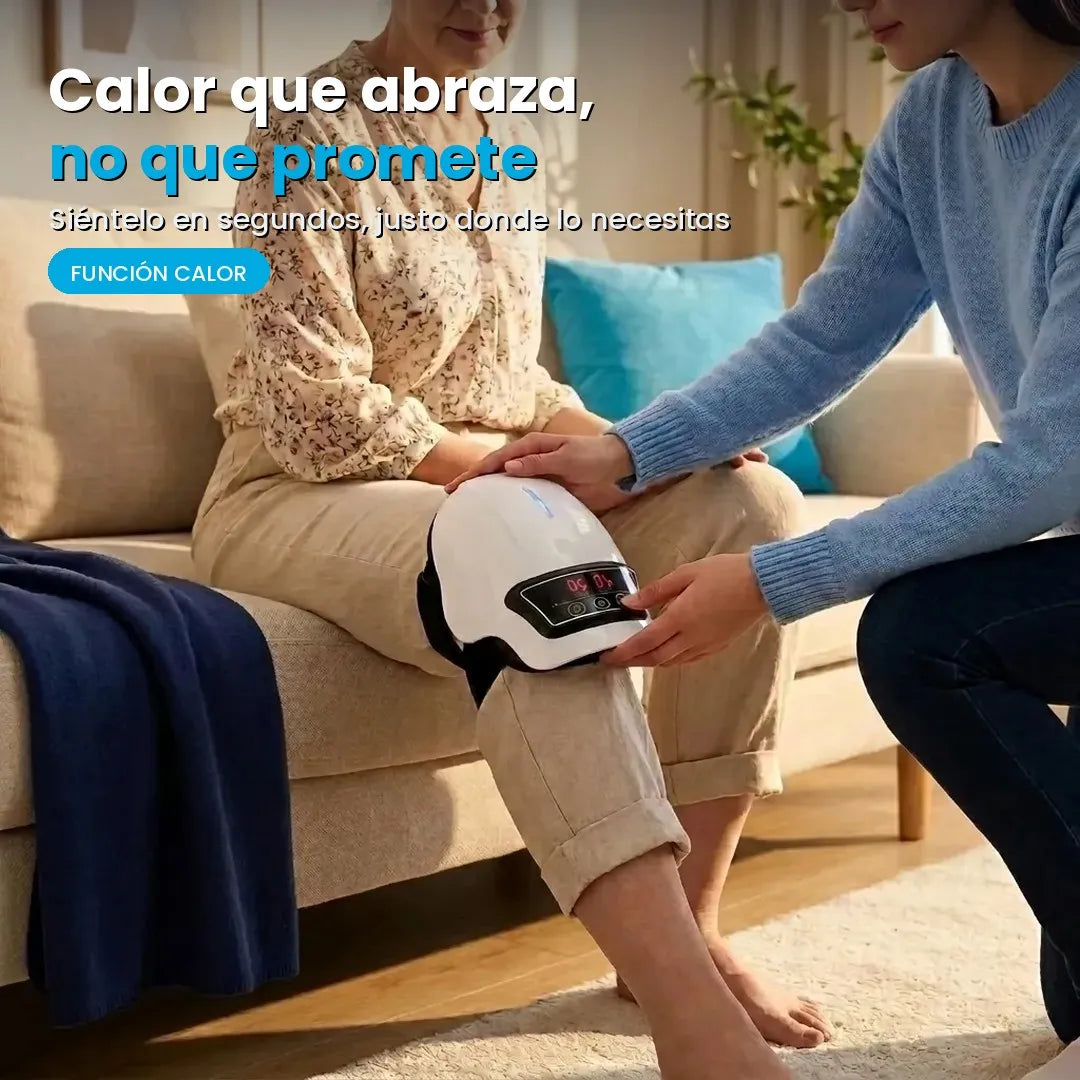 Mujer aplicando el masajeador de rodilla NEXOsens con calor infrarrojo a una persona mayor sentada en el sofá.