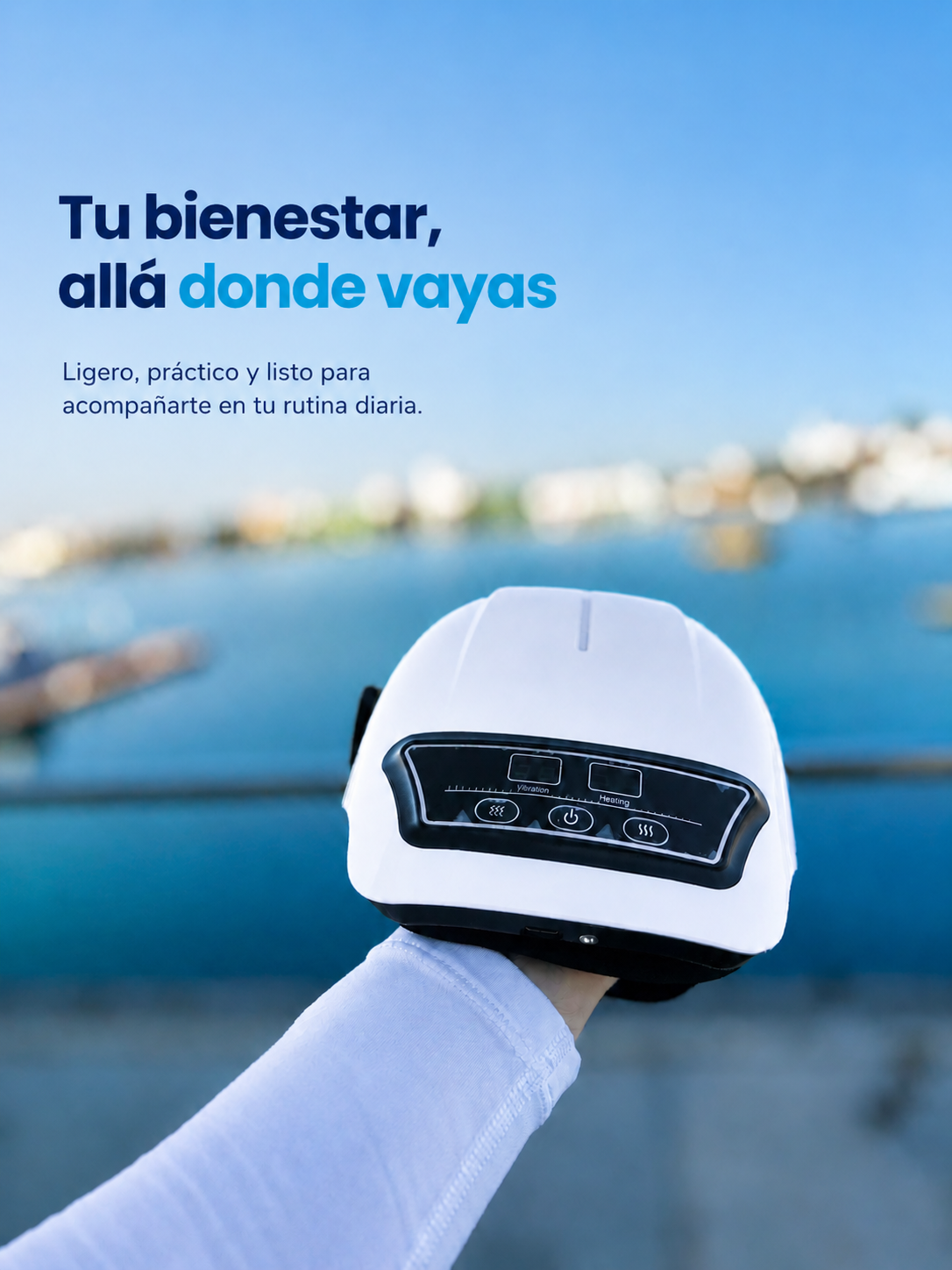 Masajeador de rodilla NEXOsens sujetado en la mano frente a un puerto marítimo, mostrando su diseño ligero y portátil para el día a día.