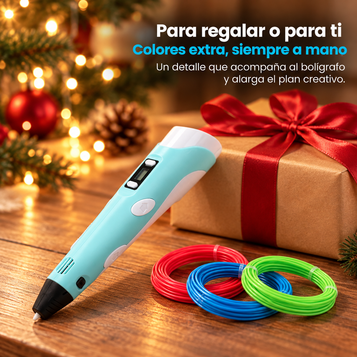 Bolígrafo 3D turquesa acompañado de tres rollos de filamento PLA rojo, azul y verde, junto a un regalo envuelto con un lazo rojo en un ambiente navideño
