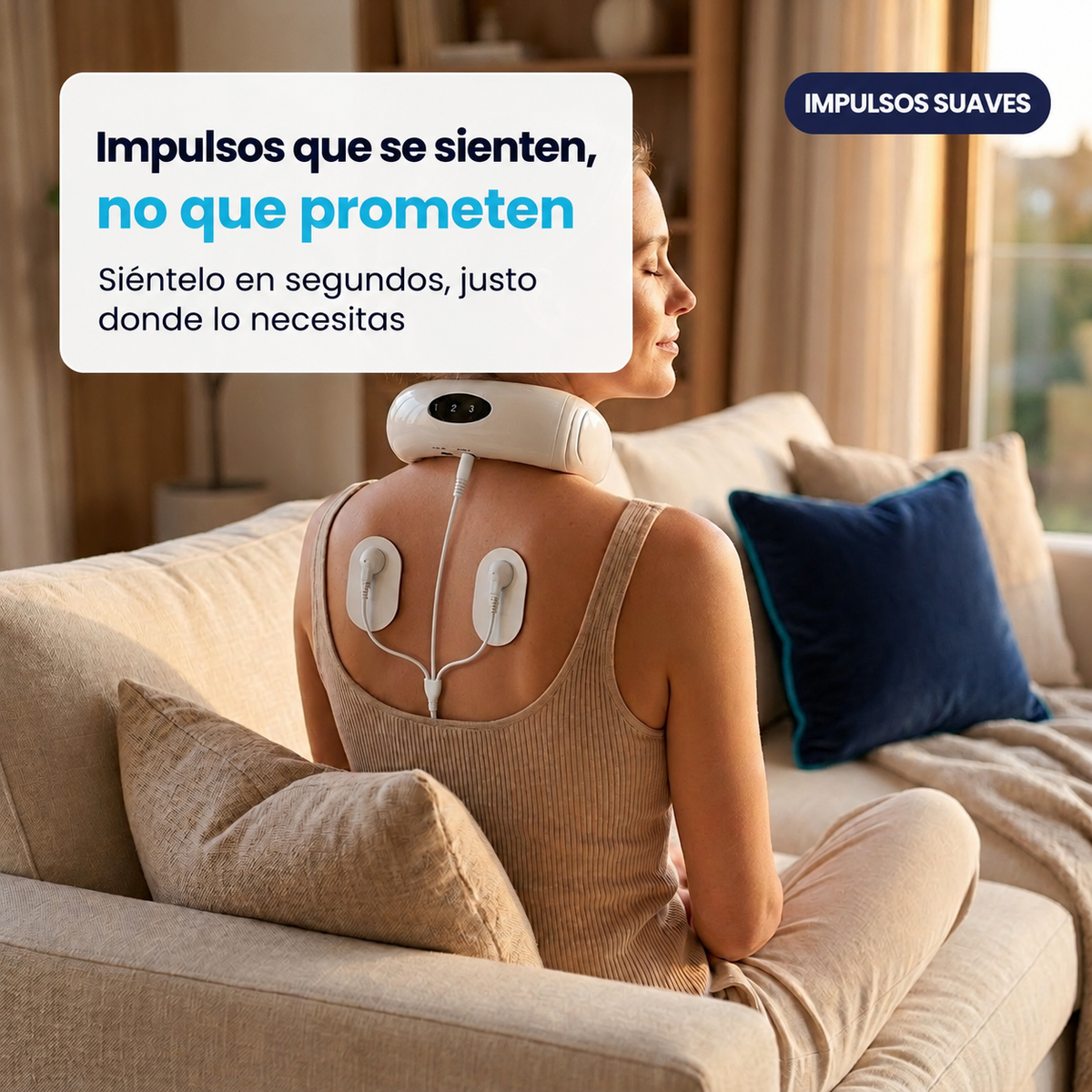 Mujer sentada en el sofá con el Masajeador de Cuello y Espalda colocado y parches suaves en la espalda alta — impulsos que se sienten, no que prometen — Masajeador de Cuello y Espalda NEXOsens