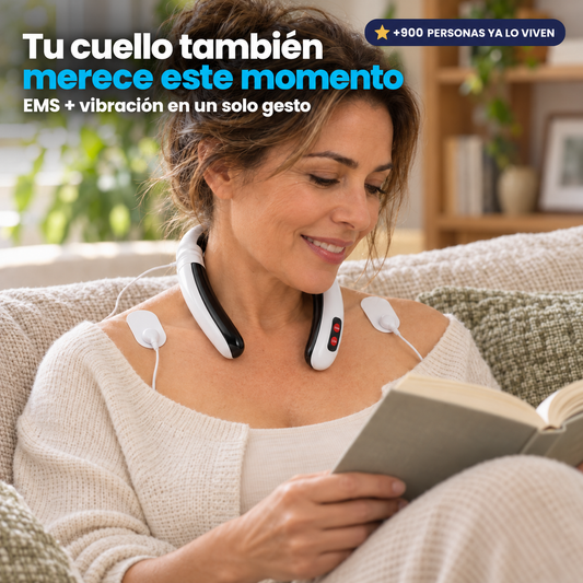 Mujer leyendo un libro en el sofá con el Masajeador de Cuello y Espalda NEXOsens puesto — "Tu cuello también merece este momento", con badge de +900 reseñas
